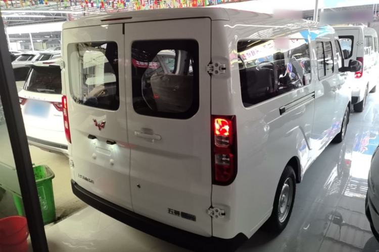 Used Wuling Yangguang 2026 Model, 330km Bus Comfort Edition Rear Right 45 Deg