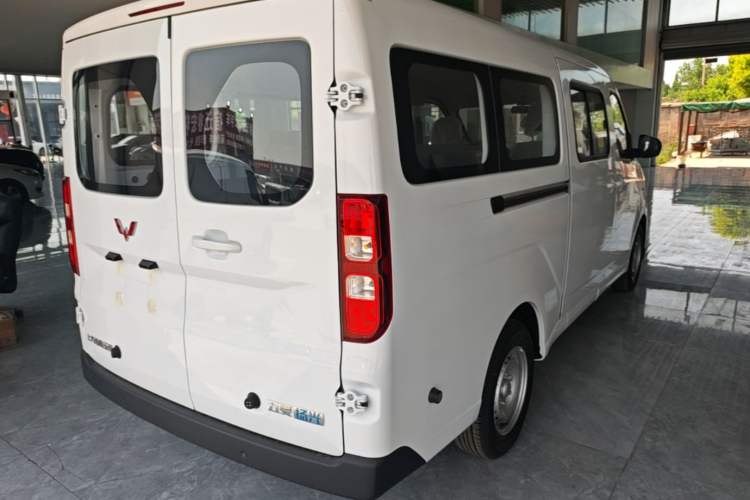 Used Wuling Yangguang 2026 Model, 440km Bus Comfort Edition, 6 Seats Rear Right 45 Deg