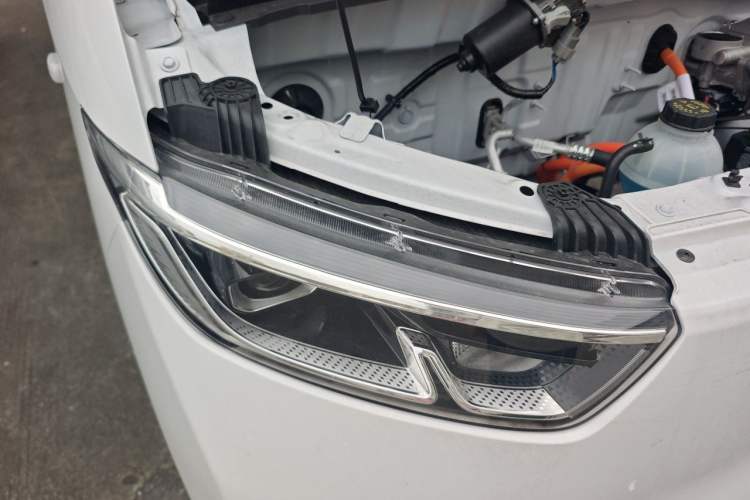 Used Wuling Yangguang 2026 Model, 440km Bus Comfort Edition, 6 Seats Right Front Headlight