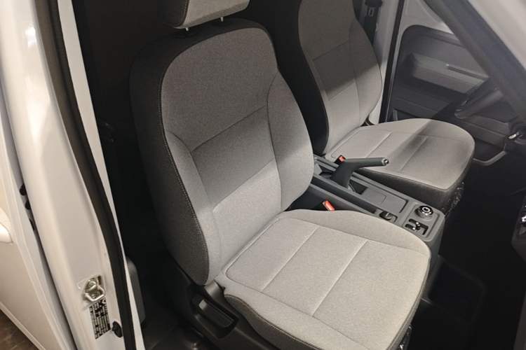 Used Wuling Yangguang 2026 Model, 330km Bus Comfort Edition Right Front Seat
