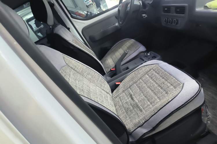 Used Wuling Yangguang 2026 Model, 330km Bus Comfort Edition Right Front Seat