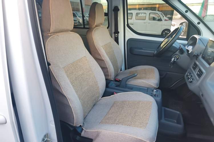 Used Wuling Yangguang 2026 Model, 440km Bus Comfort Edition, 6 Seats Right Front Seat