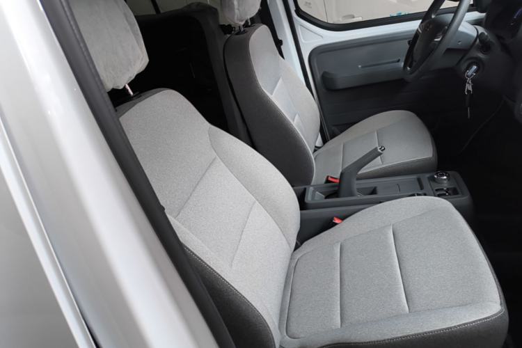 Used Wuling Yangguang 2026 Model, 440km Bus Comfort Edition, 6 Seats Right Front Seat