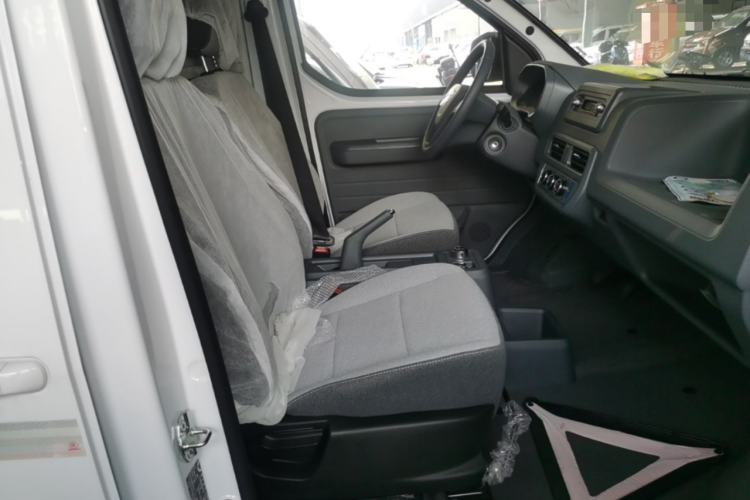 Used Wuling Yangguang 2026 Model, 300km Window-Sealed Practical Edition Right Front Seat