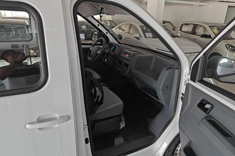 Used Wuling Yangguang 2026 Model, 440km Bus Comfort Edition, 6 Seats Right Front Seat
