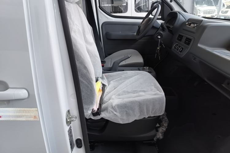 Used Wuling Yangguang 2026 Model, 300km Window-Sealed Practical Edition Right Front Seat