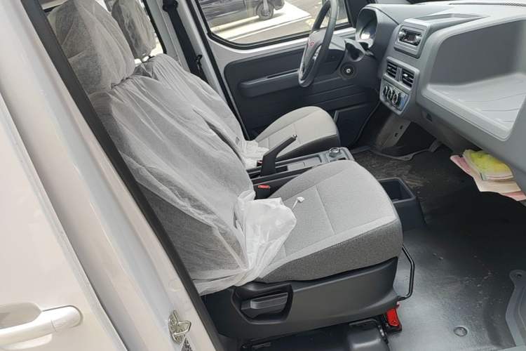 Used Wuling Yangguang 2026 Model, 330km Bus Comfort Edition Right Front Seat