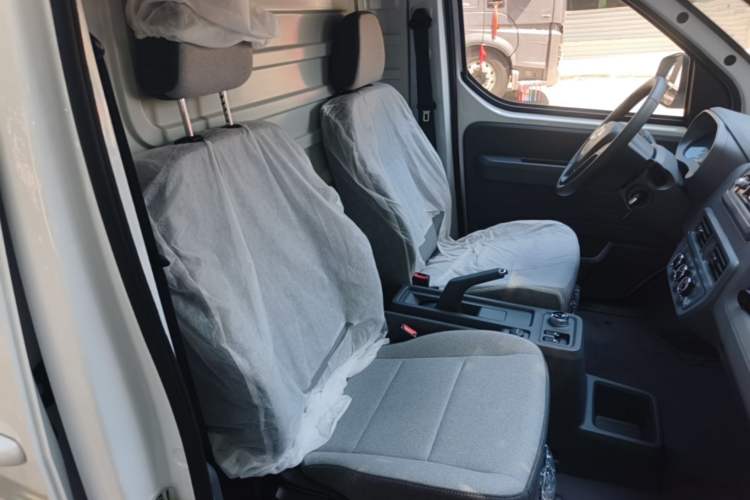 Used Wuling Yangguang 2026 Model, 300km Window-Sealed Practical Edition Right Front Seat