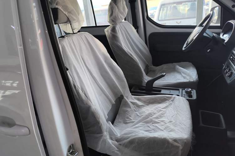 Used Wuling Yangguang 2026 Model, 330km Bus Comfort Edition Right Front Seat