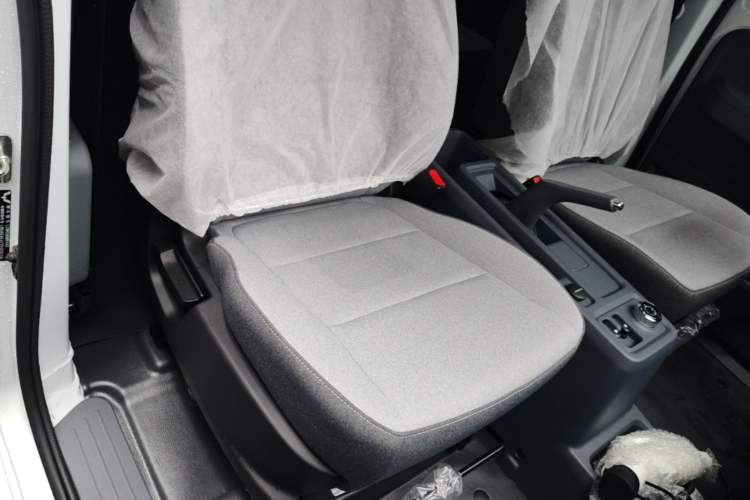 Used Wuling Yangguang 2026 Model, 440km Bus Comfort Edition, 6 Seats Right Front Seat