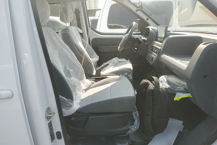 Used Wuling Yangguang 2026 Model, 330km Bus Comfort Edition Right Front Seat