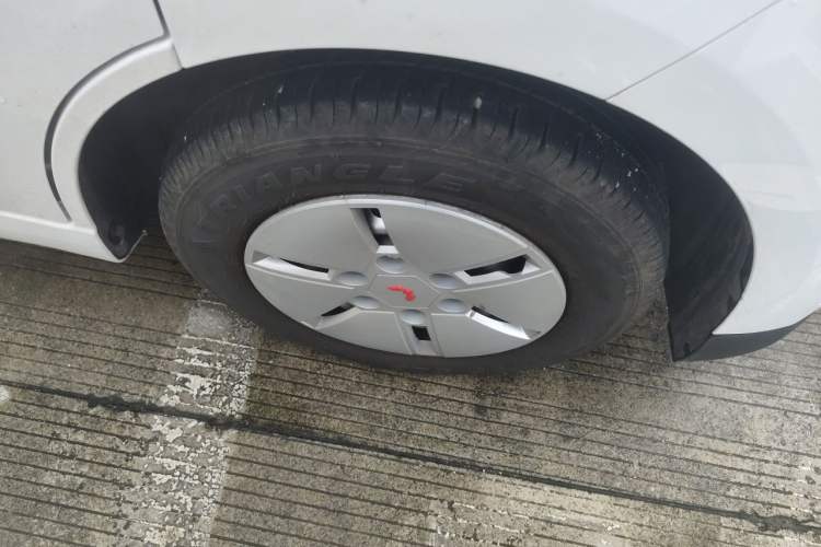 Used Wuling Yangguang 2026 Model, 300km Window-Sealed Comfort Edition Right Front Wheel Hub