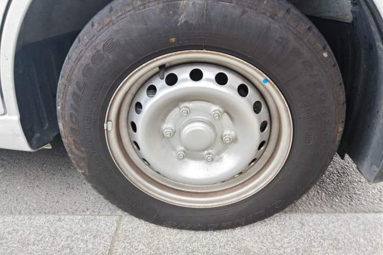Used Wuling Yangguang 2026 Model, 330km Bus Comfort Edition Right Front Wheel Hub