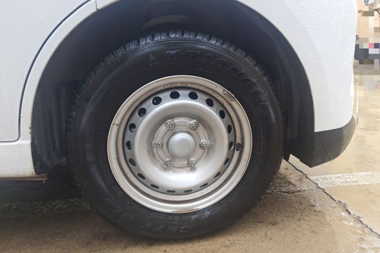 Used Wuling Yangguang 2026 Model, 440km Bus Comfort Edition, 6 Seats Right Front Wheel Hub