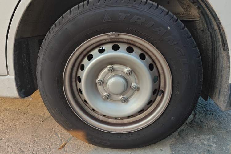 Used Wuling Yangguang 2026 Model, 440km Bus Comfort Edition, 6 Seats Right Front Wheel Hub