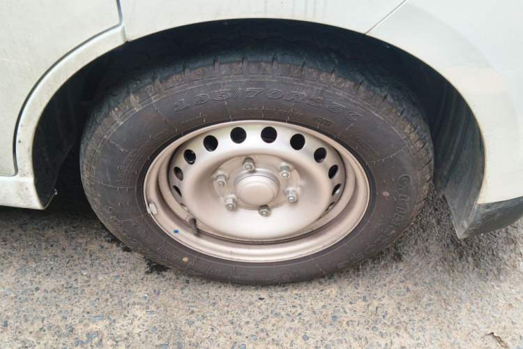 Used Wuling Yangguang 2026 Model, 340km Bus CATL Custom Edition Right Front Wheel Hub
