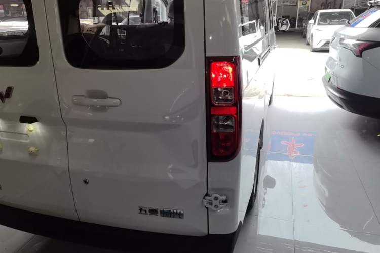 Used Wuling Yangguang 2026 Model, 330km Bus Comfort Edition Right Rear Taillight