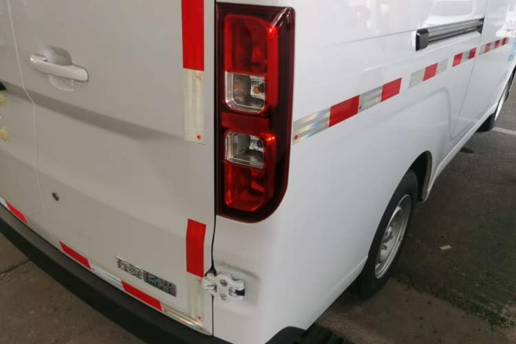 Used Wuling Yangguang 2026 Model, 300km Window-Sealed Practical Edition Right Rear Taillight