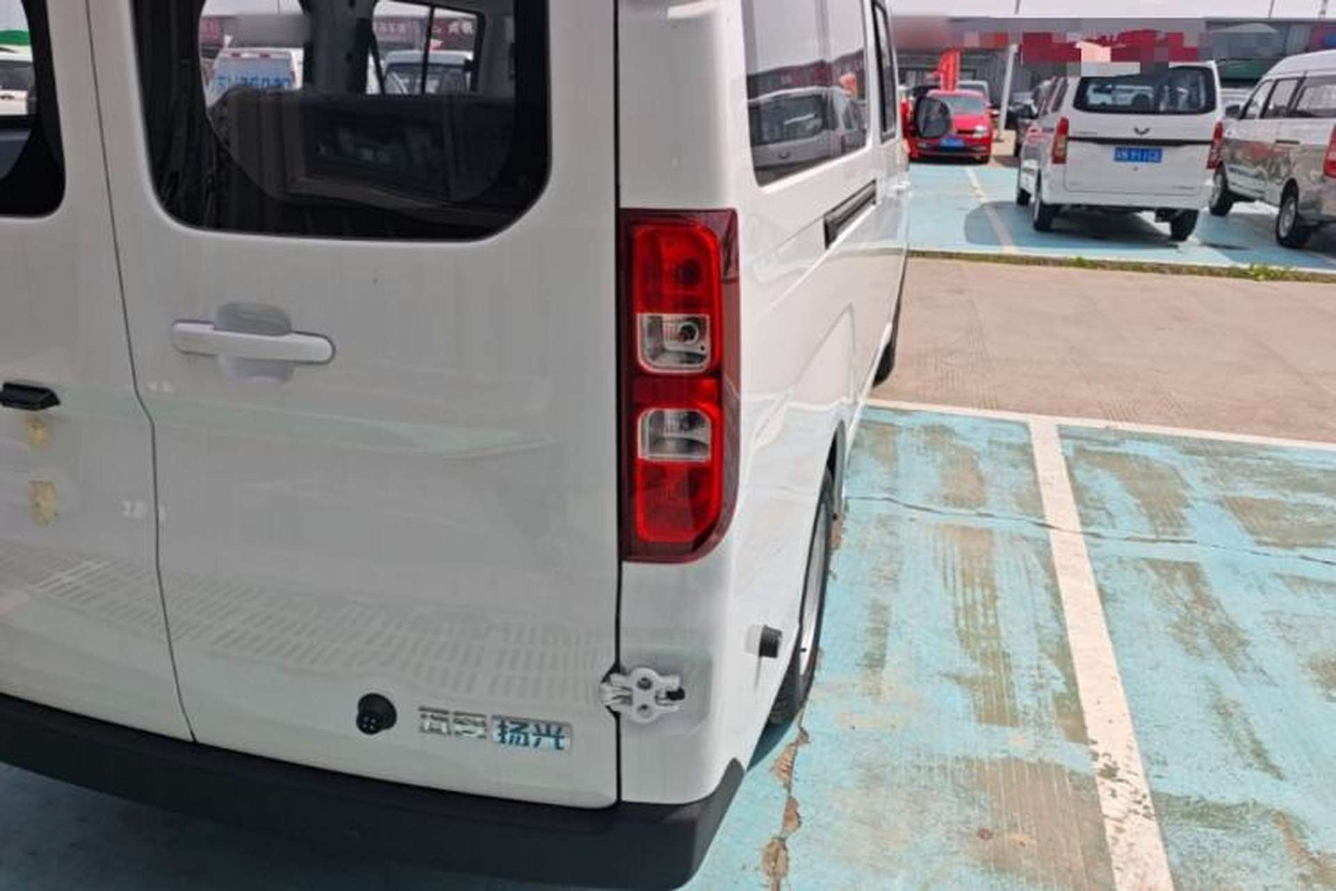 Used Wuling Yangguang 2026 Model, 440km Bus Comfort Edition, 6 Seats Right Rear Taillight