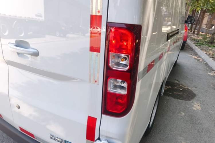 Used Wuling Yangguang 2026 Model, 300km Window-Sealed Practical Edition Right Rear Taillight
