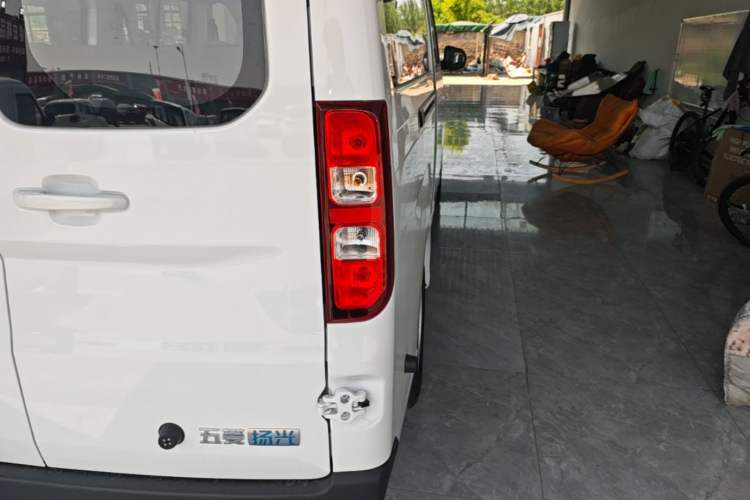Used Wuling Yangguang 2026 Model, 440km Bus Comfort Edition, 6 Seats Right Rear Taillight