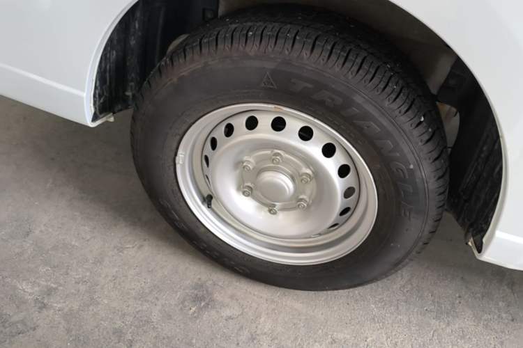 Used Wuling Yangguang 2026 Model, 440km Bus Comfort Edition, 6 Seats Right Rear Wheel Hub