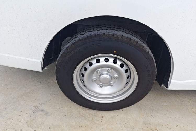 Used Wuling Yangguang 2026 Model, 440km Bus Comfort Edition, 6 Seats Right Rear Wheel Hub