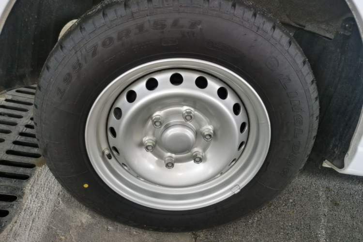 Used Wuling Yangguang 2026 Model, 300km Window-Sealed Practical Edition Right Rear Wheel Hub