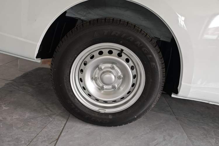 Used Wuling Yangguang 2026 Model, 440km Bus Comfort Edition, 6 Seats Right Rear Wheel Hub