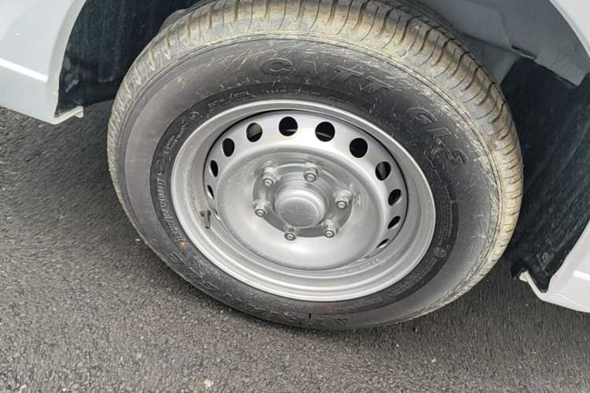 Used Wuling Yangguang 2026 Model, 330km Bus Comfort Edition Right Rear Wheel Hub