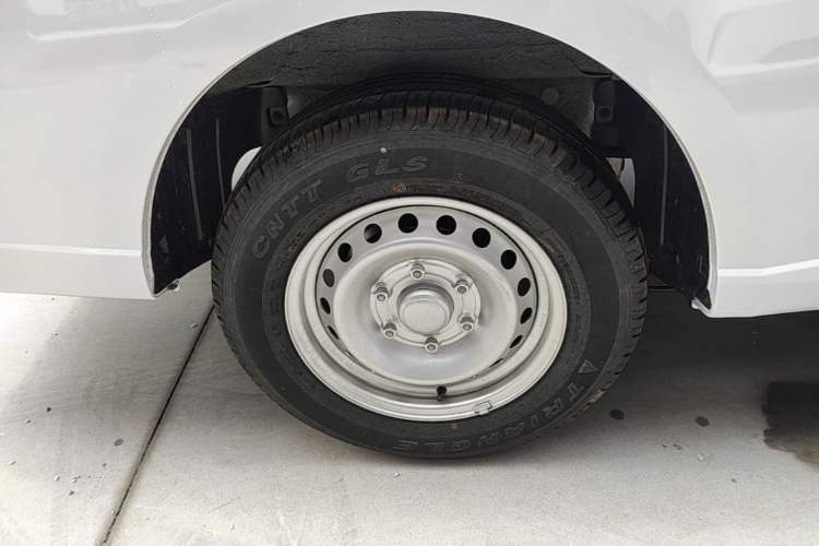 Used Wuling Yangguang 2026 Model, 330km Bus Comfort Edition Right Rear Wheel Hub