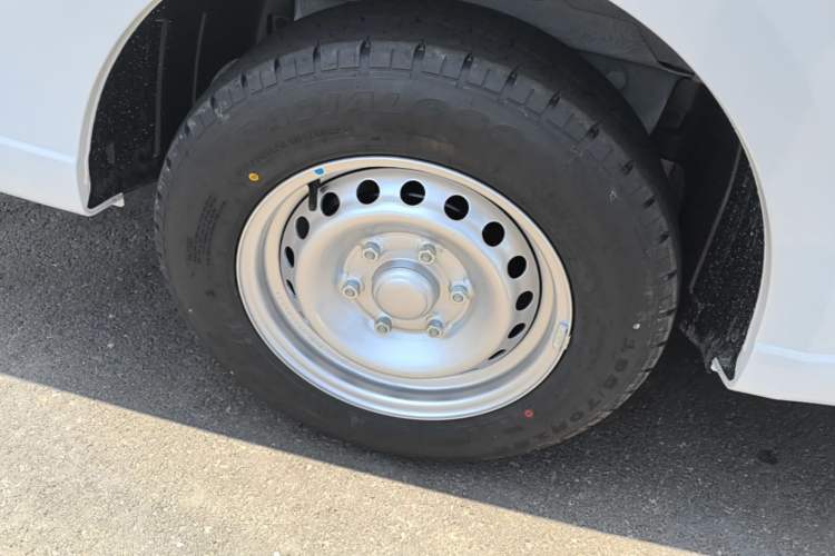 Used Wuling Yangguang 2026 Model, 330km Bus Comfort Edition Right Rear Wheel Hub