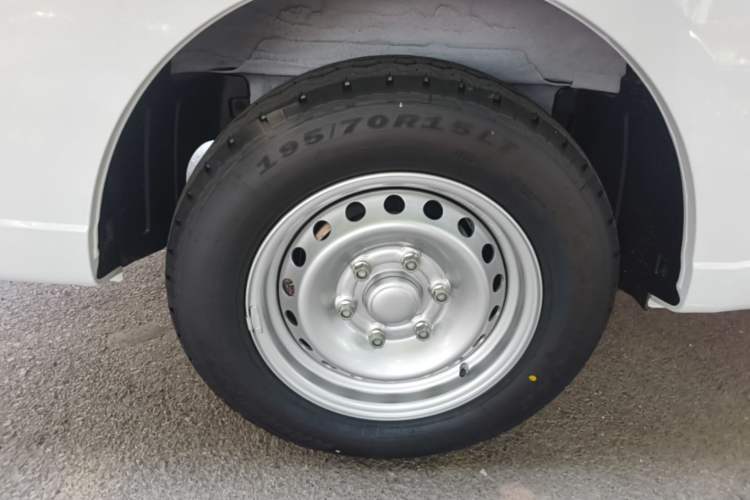 Used Wuling Yangguang 2026 Model, 300km Window-Sealed Practical Edition Right Rear Wheel Hub