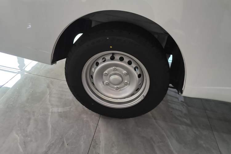 Used Wuling Yangguang 2026 Model, 330km Bus Comfort Edition Right Rear Wheel Hub