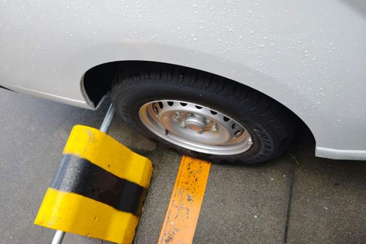 Used Wuling Yangguang 2026 Model, 440km Bus Comfort Edition, 6 Seats Right Rear Wheel Hub