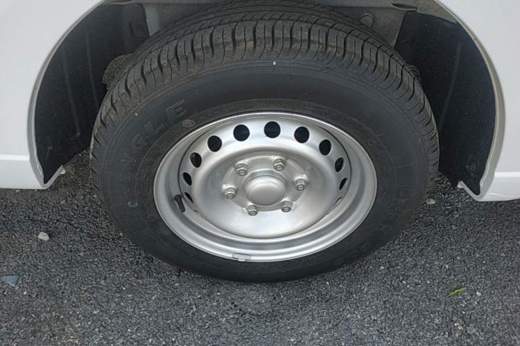 Used Wuling Yangguang 2026 Model, 330km Bus Comfort Edition Right Rear Wheel Hub