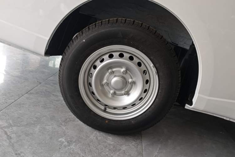 Used Wuling Yangguang 2026 Model, 440km Bus Comfort Edition, 6 Seats Right Rear Wheel Hub