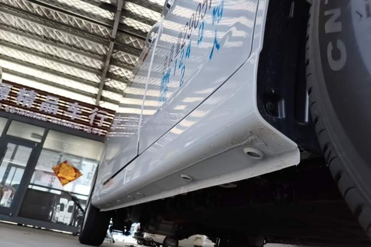 Used Wuling Yangguang 2026 Model, 300km Window-Sealed Practical Edition Right Side Sill