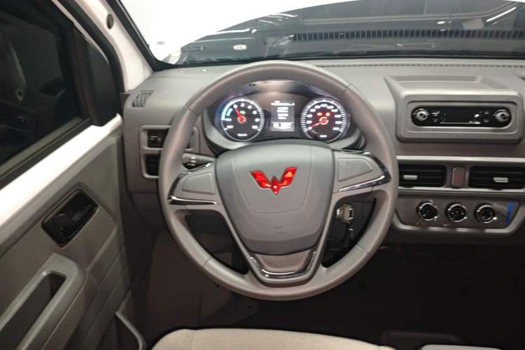 Used Wuling Yangguang 2026 Model, 330km Bus Comfort Edition Steering Wheel