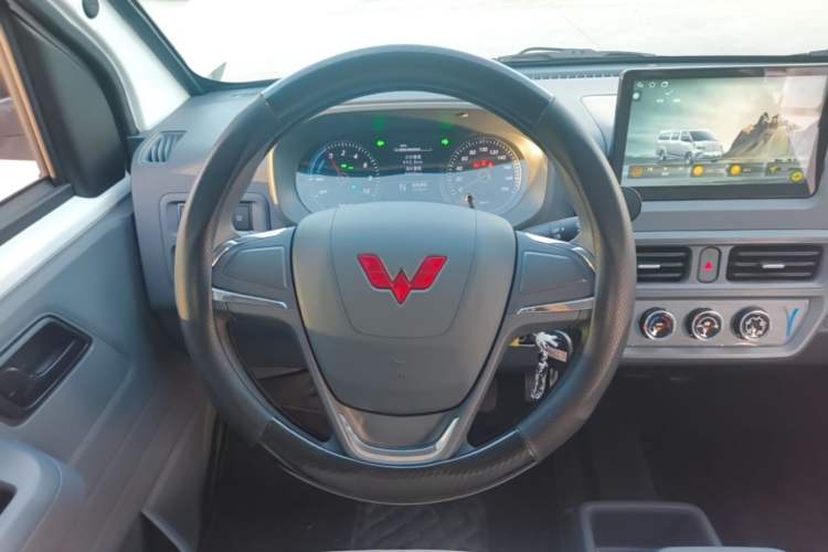 Used Wuling Yangguang 2026 Model, 440km Bus Comfort Edition, 6 Seats Steering Wheel
