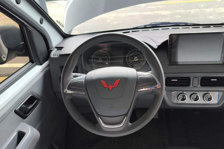 Used Wuling Yangguang 2026 Model, 440km Bus Comfort Edition, 6 Seats Steering Wheel