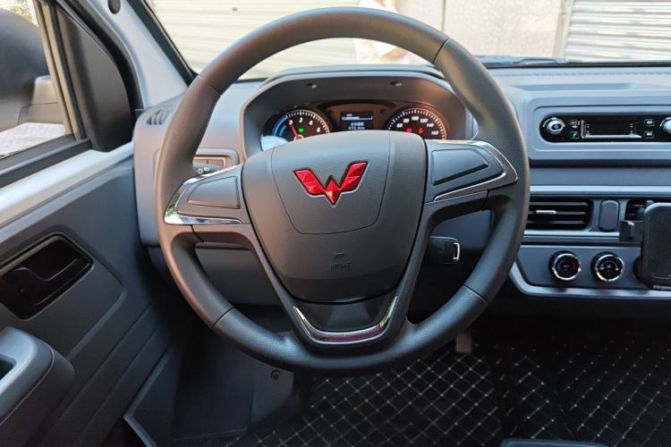 Used Wuling Yangguang 2026 Model, 440km Bus Comfort Edition, 6 Seats Steering Wheel