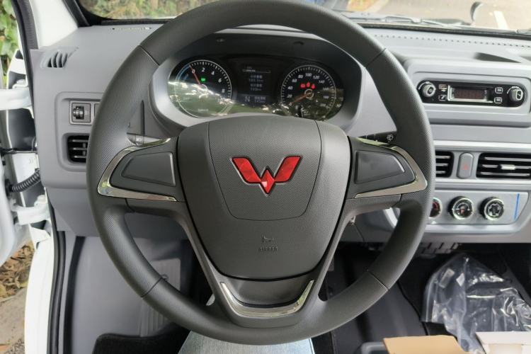 Used Wuling Yangguang 2026 Model, 440km Bus Comfort Edition, 6 Seats Steering Wheel