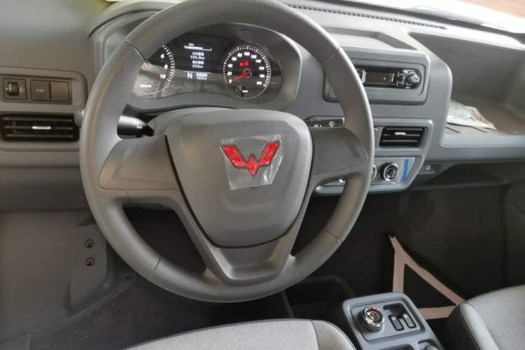 Used Wuling Yangguang 2026 Model, 300km Window-Sealed Practical Edition Steering Wheel