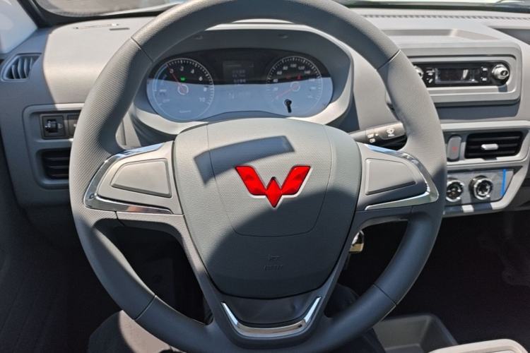 Used Wuling Yangguang 2026 Model, 440km Bus Comfort Edition, 6 Seats Steering Wheel