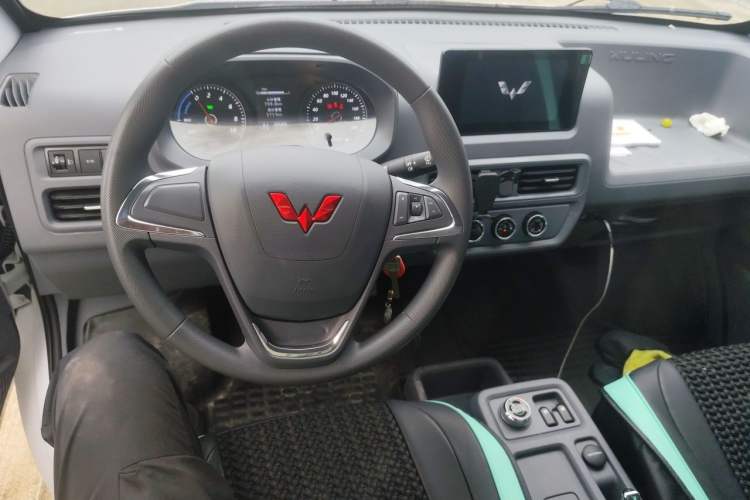 Used Wuling Yangguang 2026 Model, 300km Window-Sealed Comfort Edition Steering Wheel