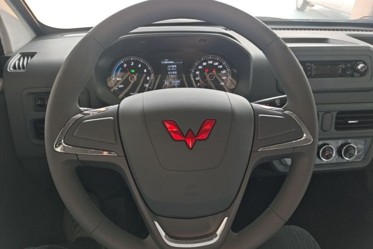 Used Wuling Yangguang 2026 Model, 440km Bus Comfort Edition, 6 Seats Steering Wheel