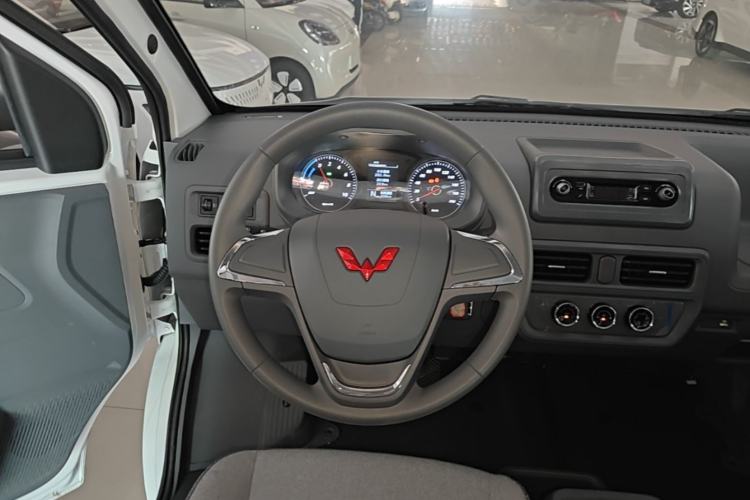 Used Wuling Yangguang 2026 Model, 440km Bus Comfort Edition, 6 Seats Steering Wheel