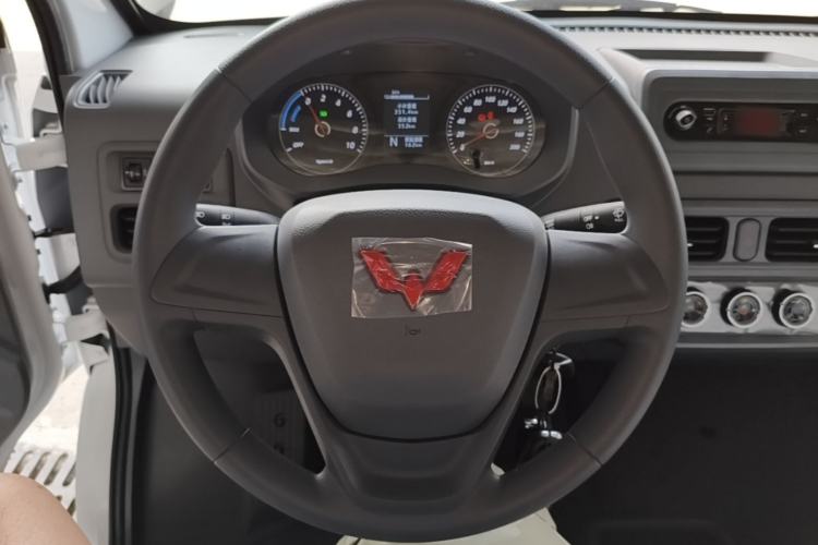 Used Wuling Yangguang 2026 Model, 300km Window-Sealed Practical Edition Steering Wheel