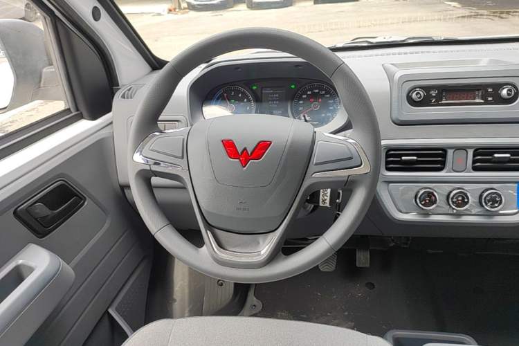 Used Wuling Yangguang 2026 Model, 330km Bus Comfort Edition Steering Wheel